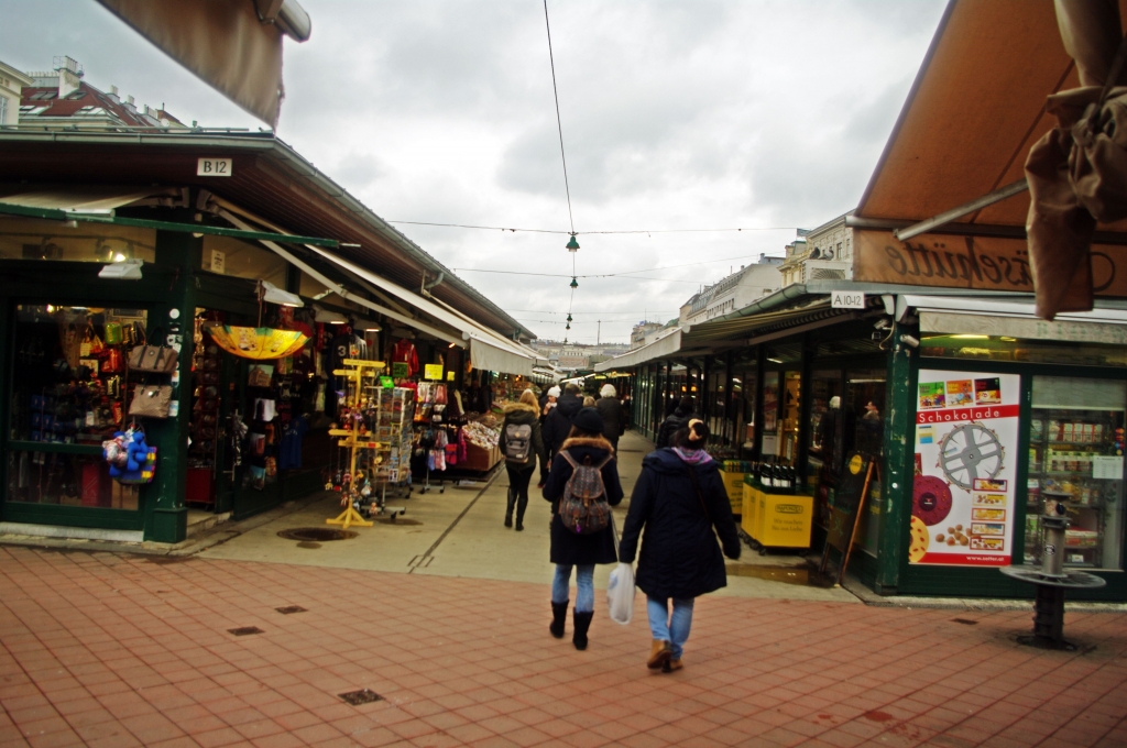 При открытии карнавала с этой колокольни на площадь
